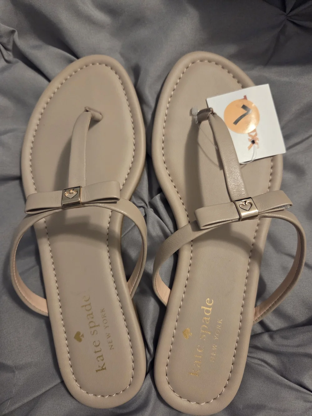 NWT- kate spade Pinkish Cream Leather Thong Sandals With Bow Accent Size: 7